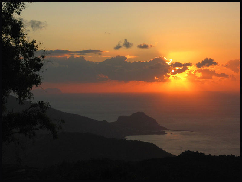 Sonnenuntergang auf Sizilien von einem kleinen Felsendorf Polina fotografiert