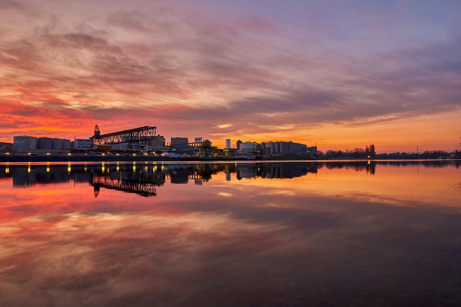 Sonnenuntergang Auhafen Schweizerhalle 