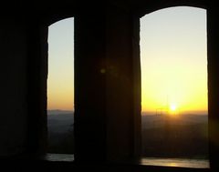 Sonnenuntergang aus einem Fenster des Hohe-Flum-Turm