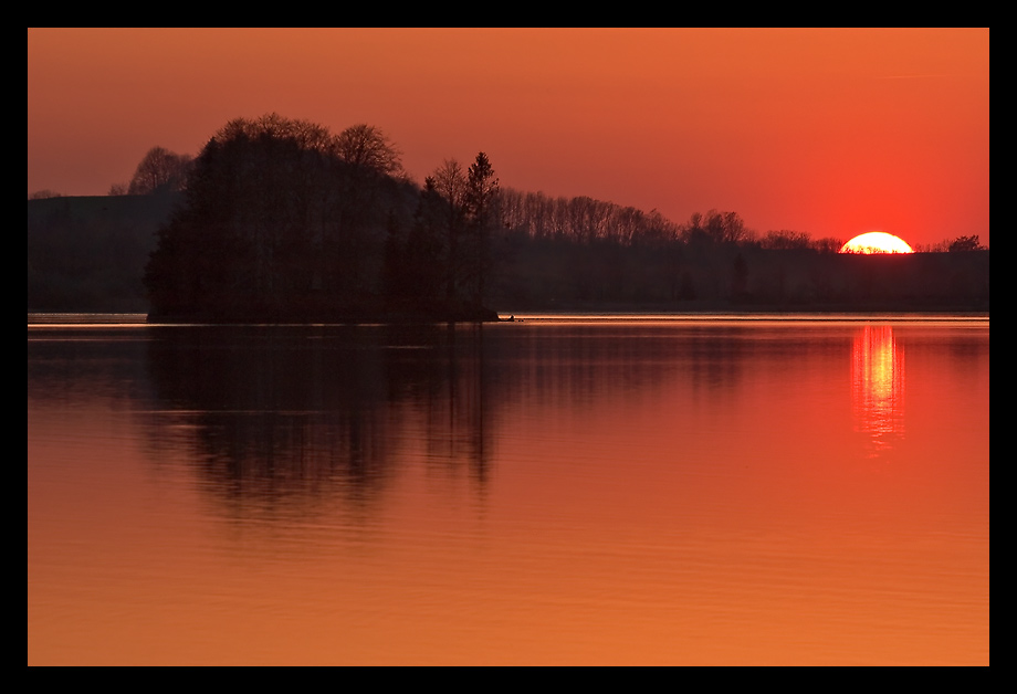 Sonnenuntergang aus Sicht des o-beinigen Stockentchens