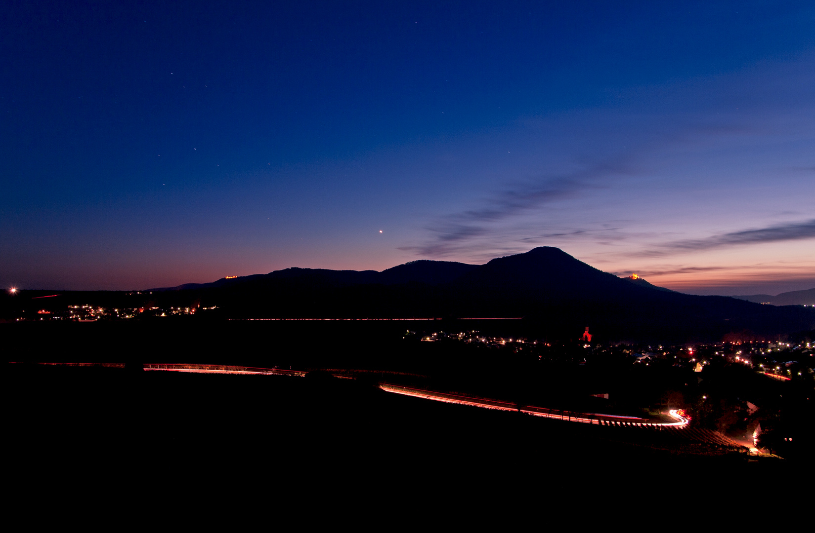 Sonnenuntergang bei Albersweiler mit Trifels, Madenburgblick