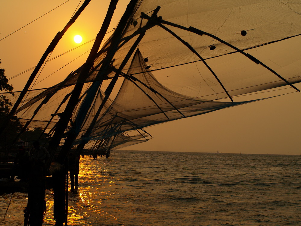 Sonnenuntergang bei den chinesischen Fischernetzen in Cochin