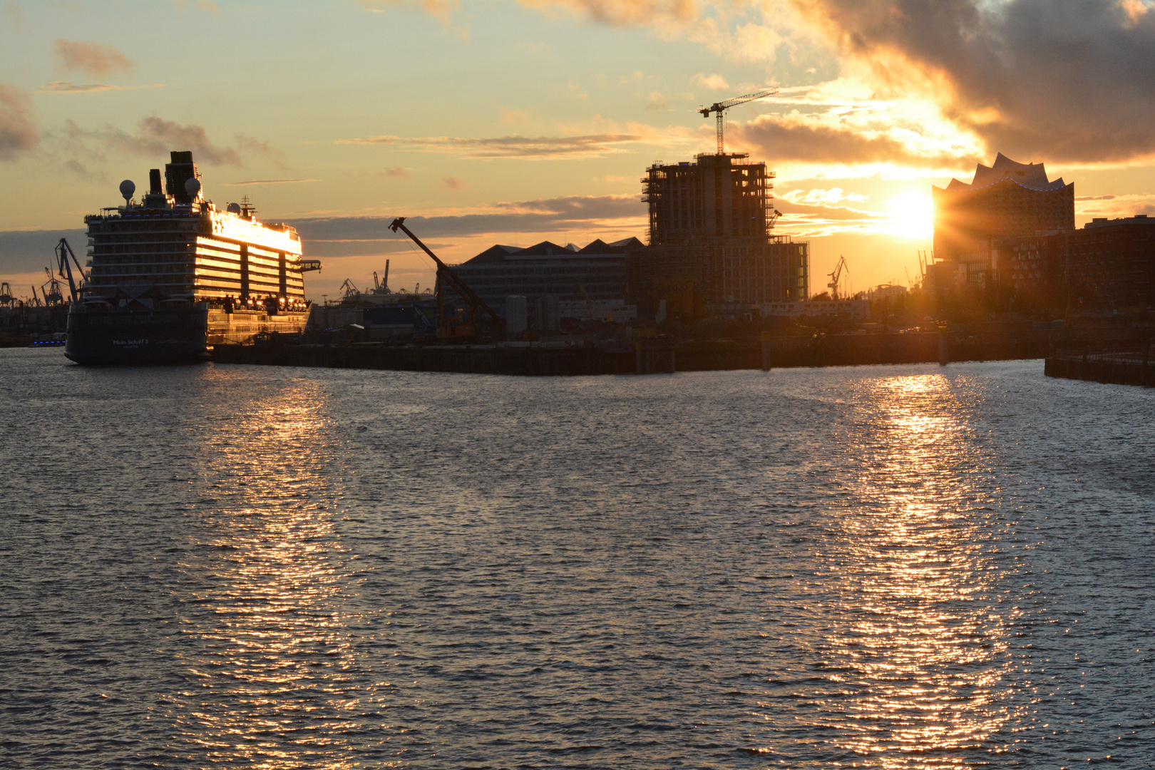 Sonnenuntergang bei den Cruise Days 2017 in Hamburg 