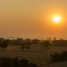 Sonnenuntergang bei den historischen Tempelanlagen von Bagan (© Buelipix)