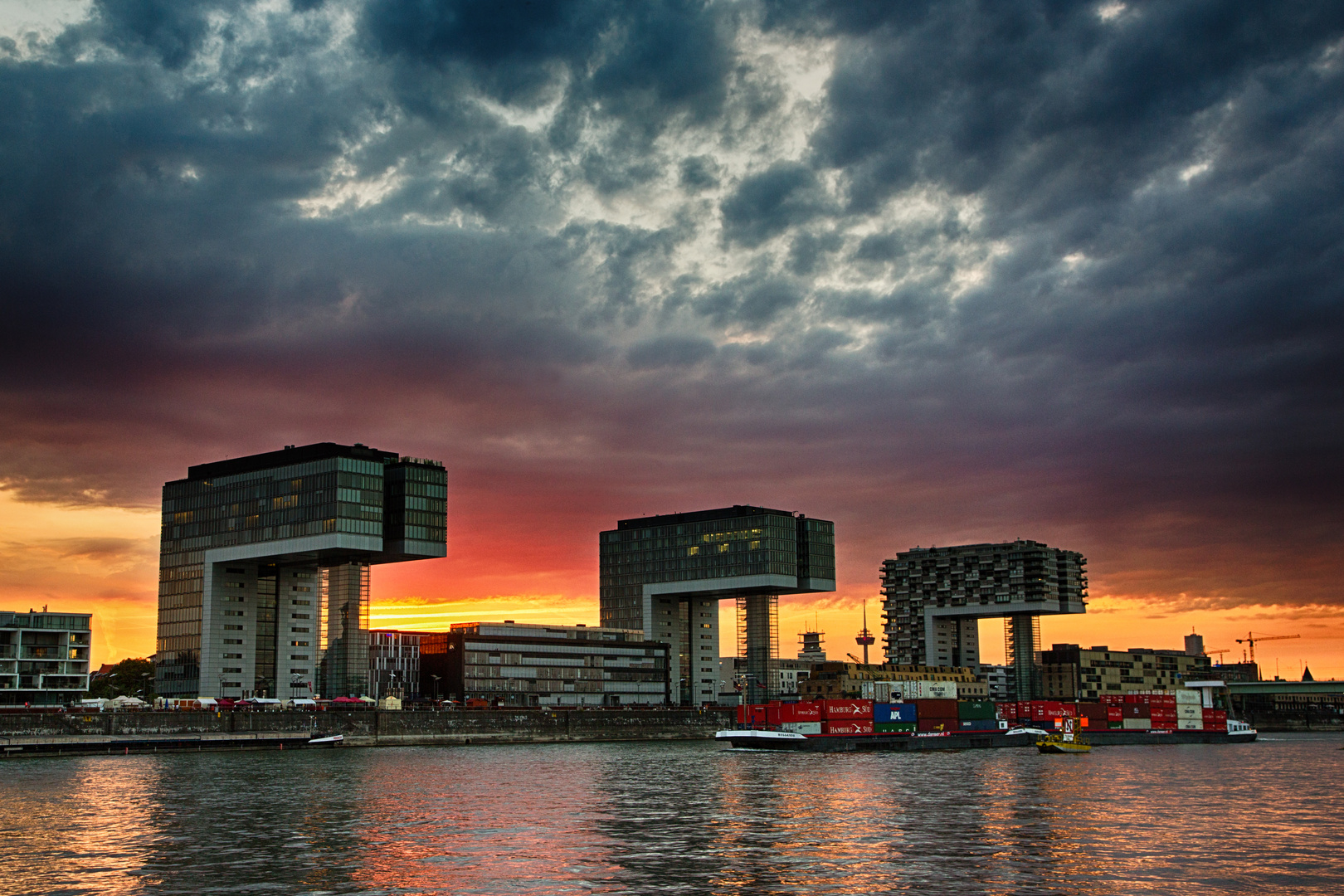 Sonnenuntergang bei den Kranhäusern / Köln