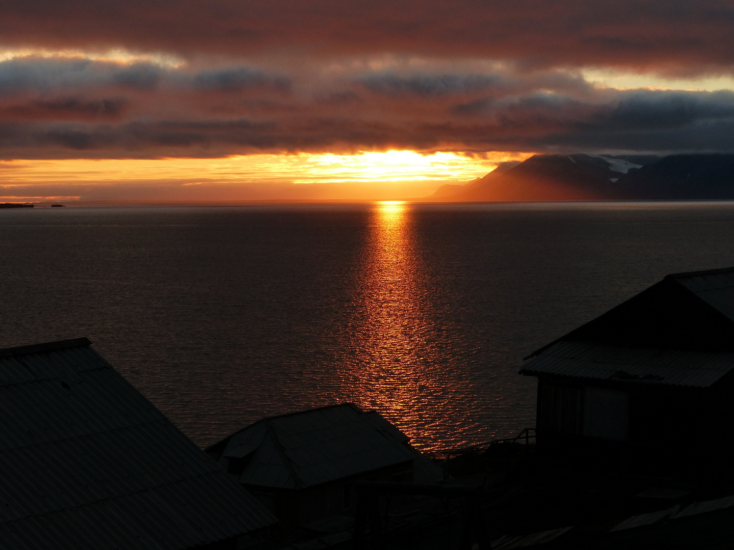 Sonnenuntergang bei den ruinen von Barentsburg