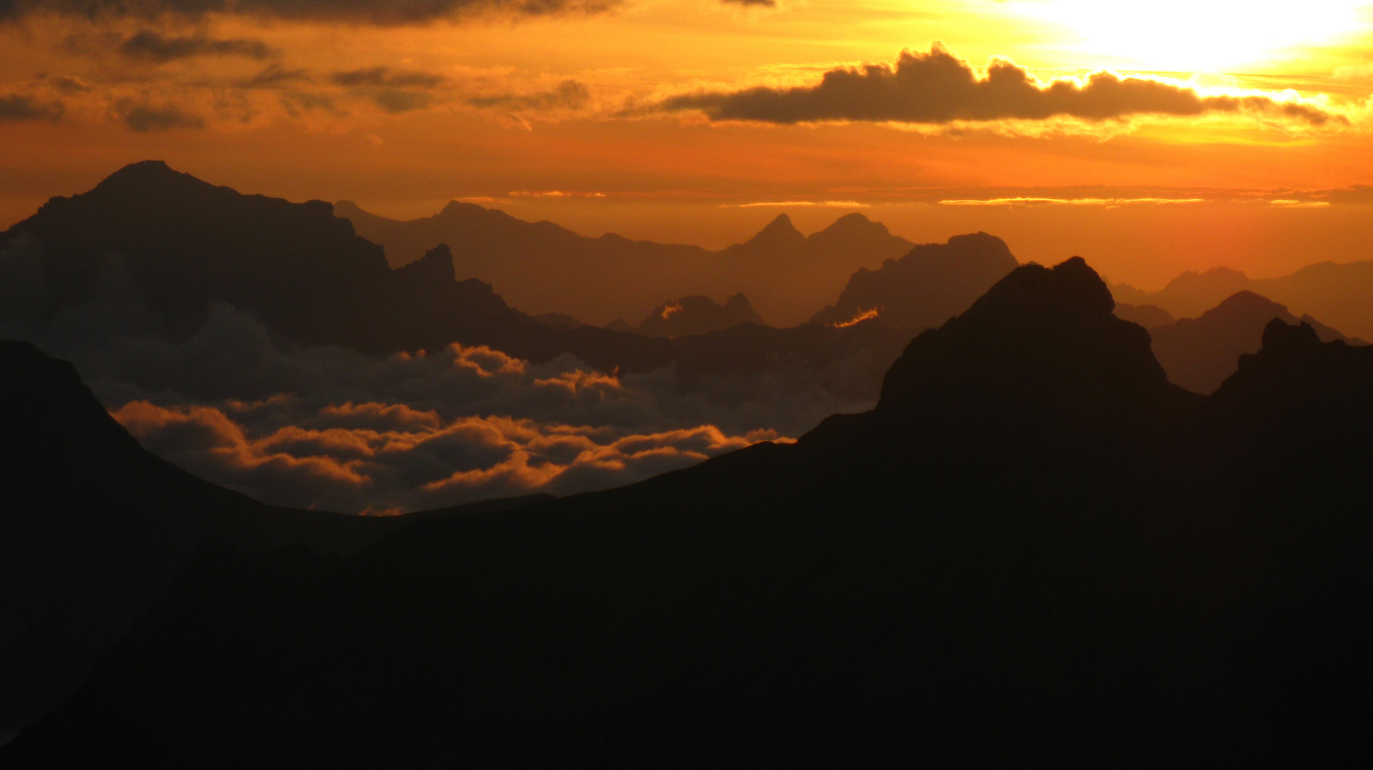 Sonnenuntergang bei der Blüemlisalphütte