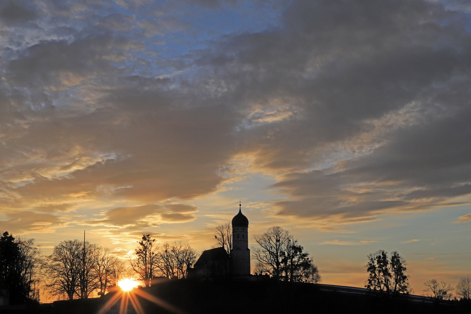 Sonnenuntergang bei der Kirche St. Johann Baptist 