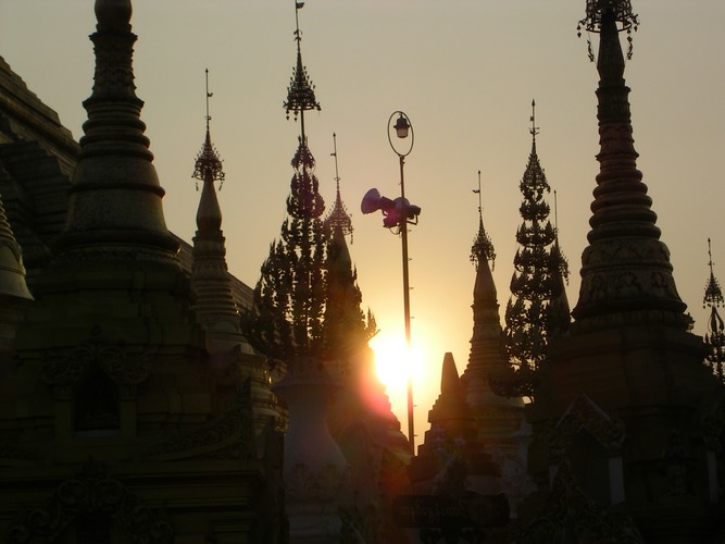 Sonnenuntergang bei der Shwedagon-pagode in Yangon