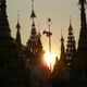 Sonnenuntergang bei der Shwedagon-pagode in Yangon