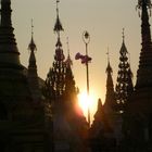 Sonnenuntergang bei der Shwedagon-pagode in Yangon