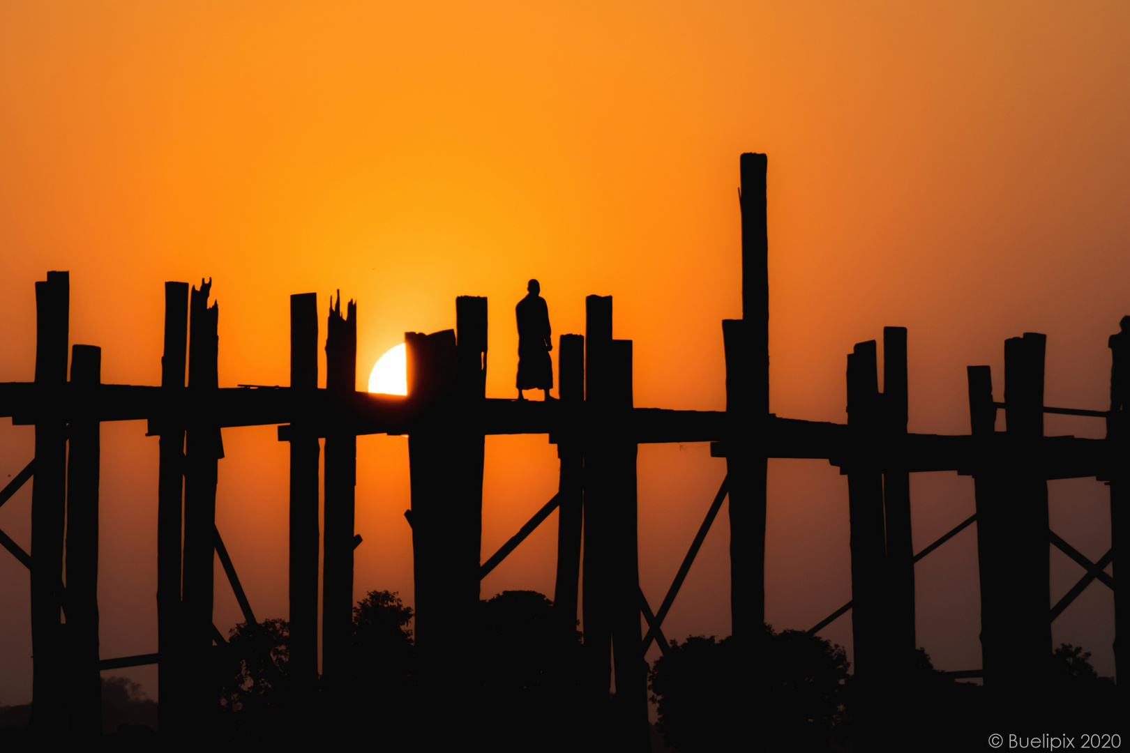 Sonnenuntergang bei der U-Bein-Brücke – Amarapura, Myanmar (© Buelipix)