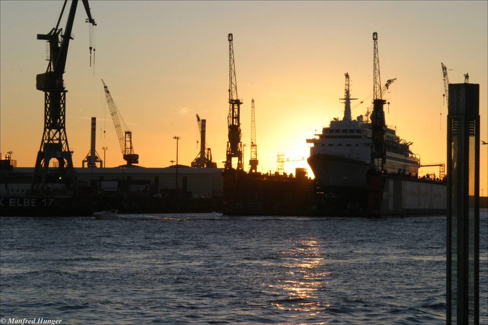 Sonnenuntergang bei Dock 11 im Hamburger Hafen # 1