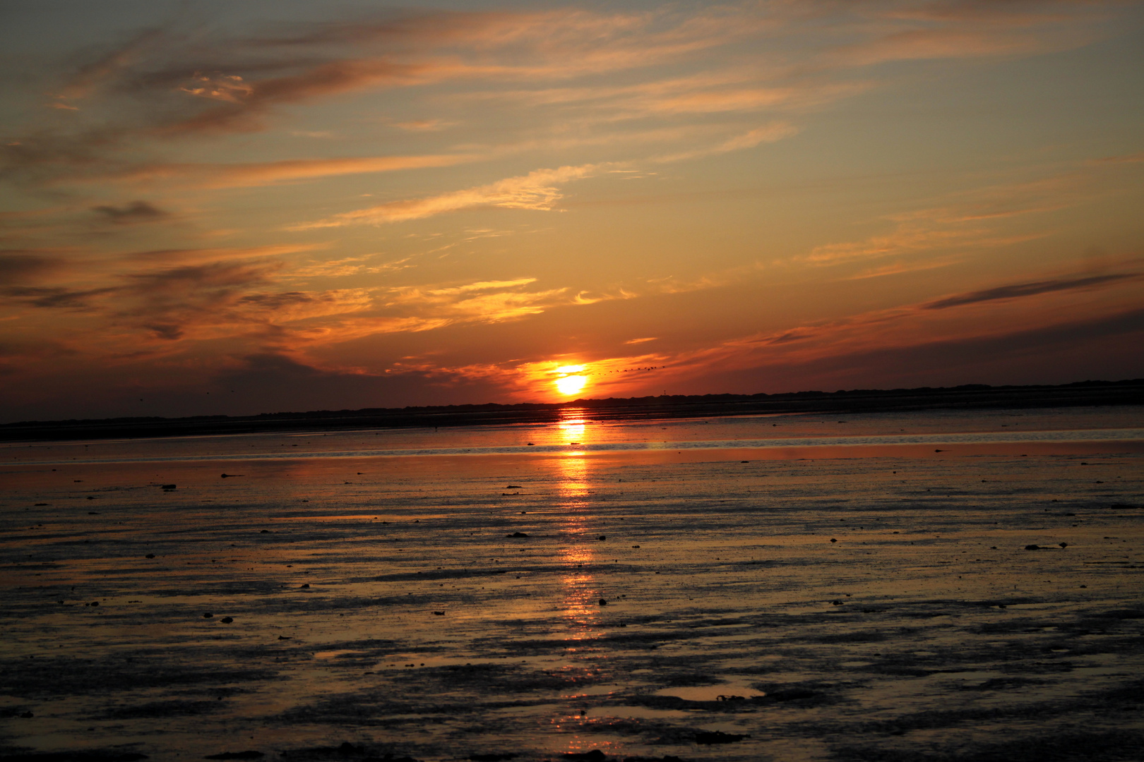 Sonnenuntergang bei Ebbe an der Nordsee, Strand von Nessmersiel