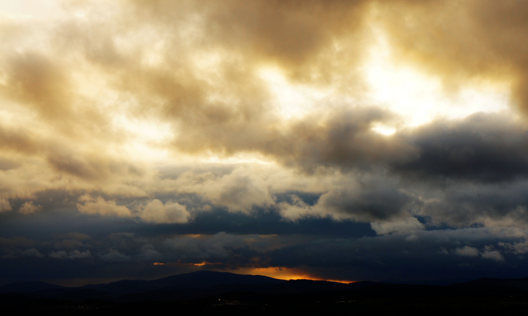 Sonnenuntergang bei Gewitter