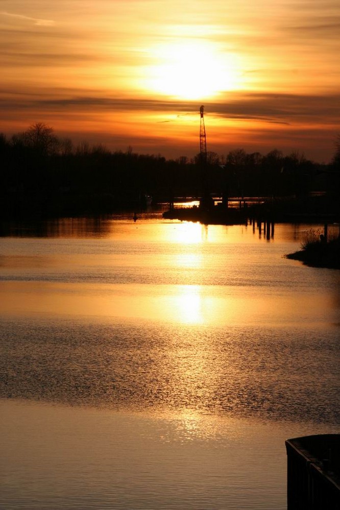 Sonnenuntergang bei Hohensaaten an einem Seitenarm der Oder