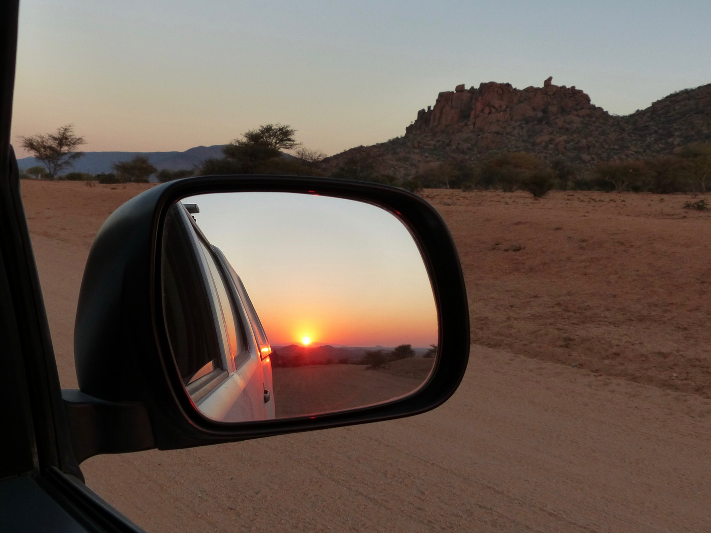 Sonnenuntergang bei Omandumba im Rueckblick