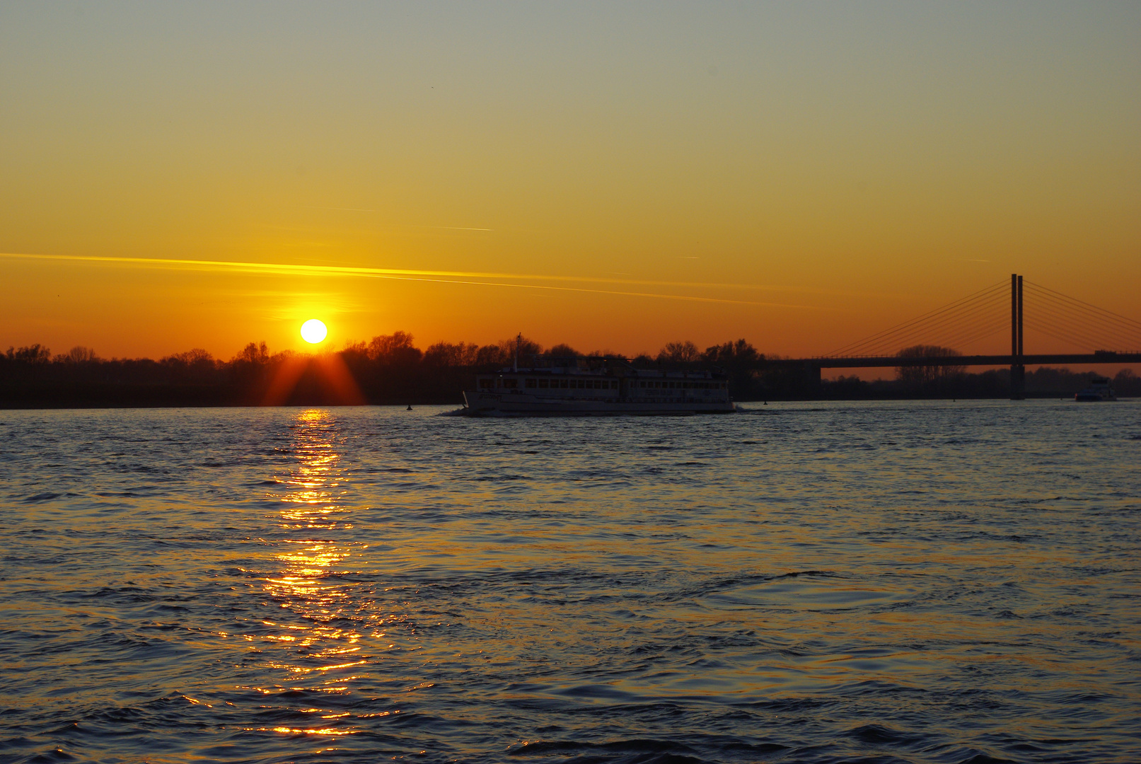 Sonnenuntergang bei Rees am Rhein