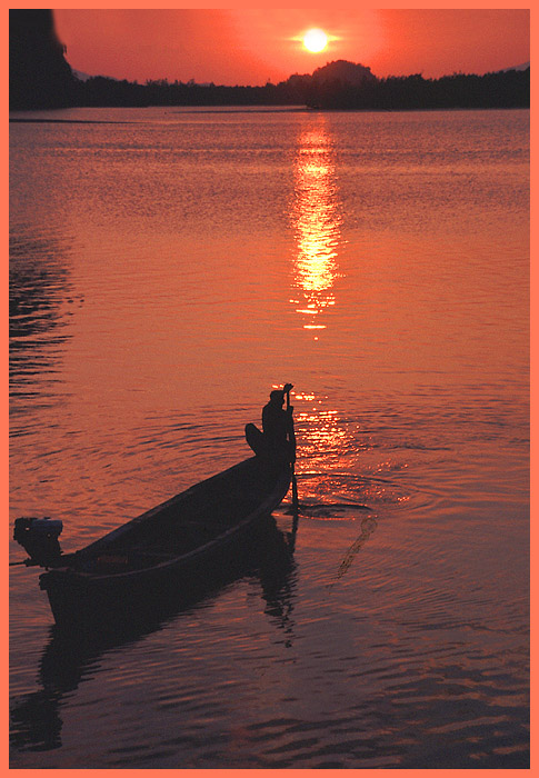 Sonnenuntergang beim Ko Panyi in die Bucht von Phang Nga in Thailand.