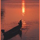 Sonnenuntergang beim Ko Panyi in die Bucht von Phang Nga in Thailand.