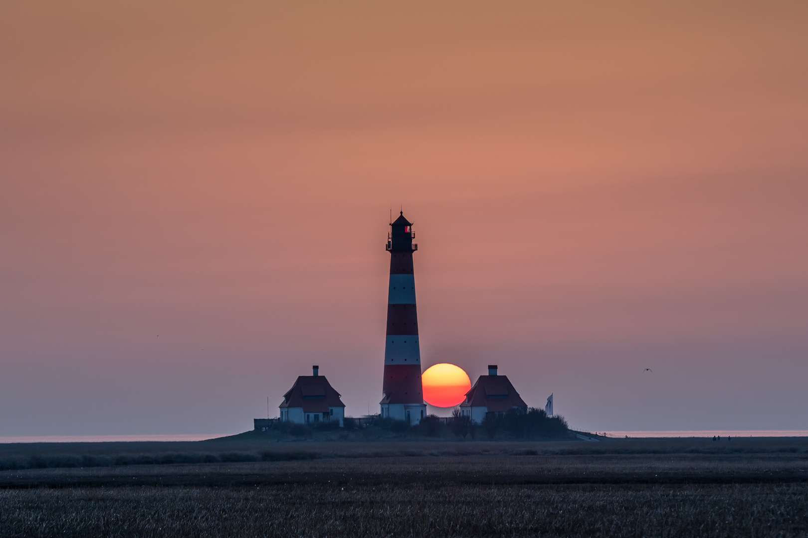 Sonnenuntergang beim Leuchtturm Westerheversand