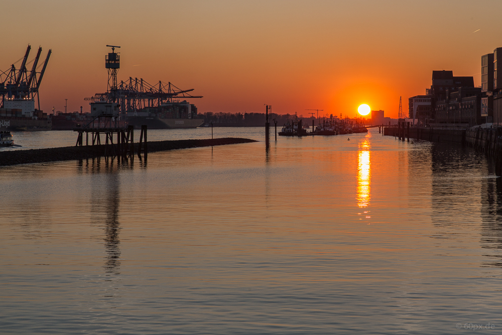 Sonnenuntergang beim Schlepperhafen II