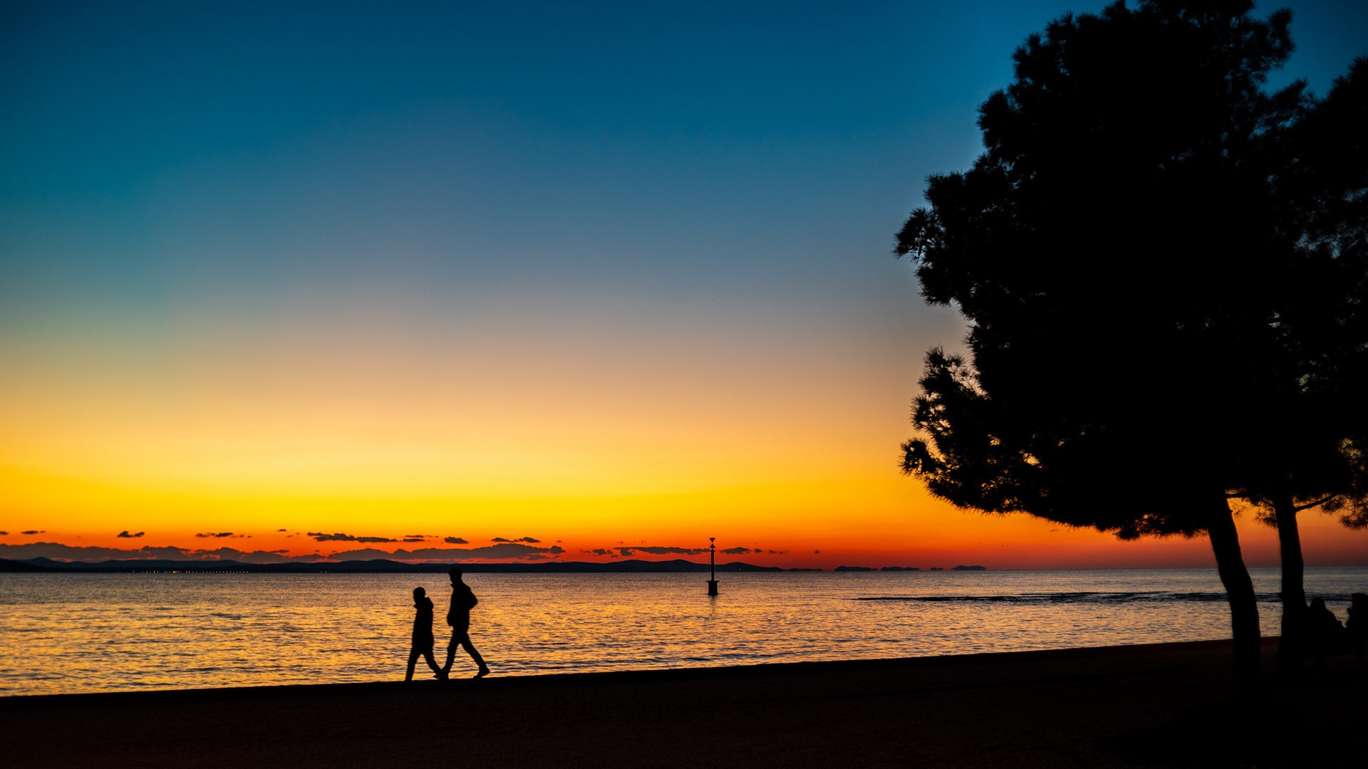 Sonnenuntergang -Blaue Stunde