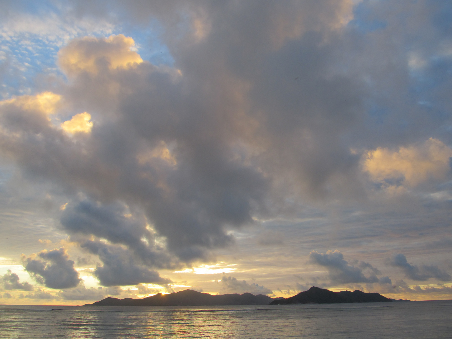 Sonnenuntergang Blick auf Praslin Seychelles