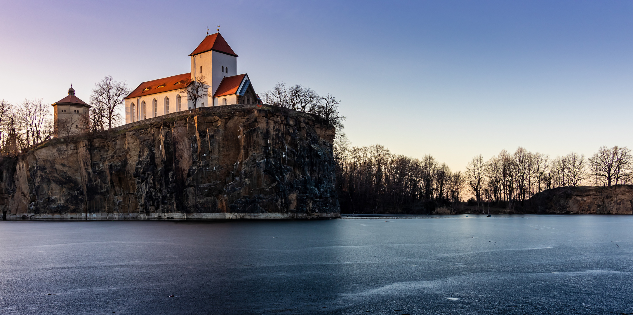 Sonnenuntergang der Bergkirche in Beucha