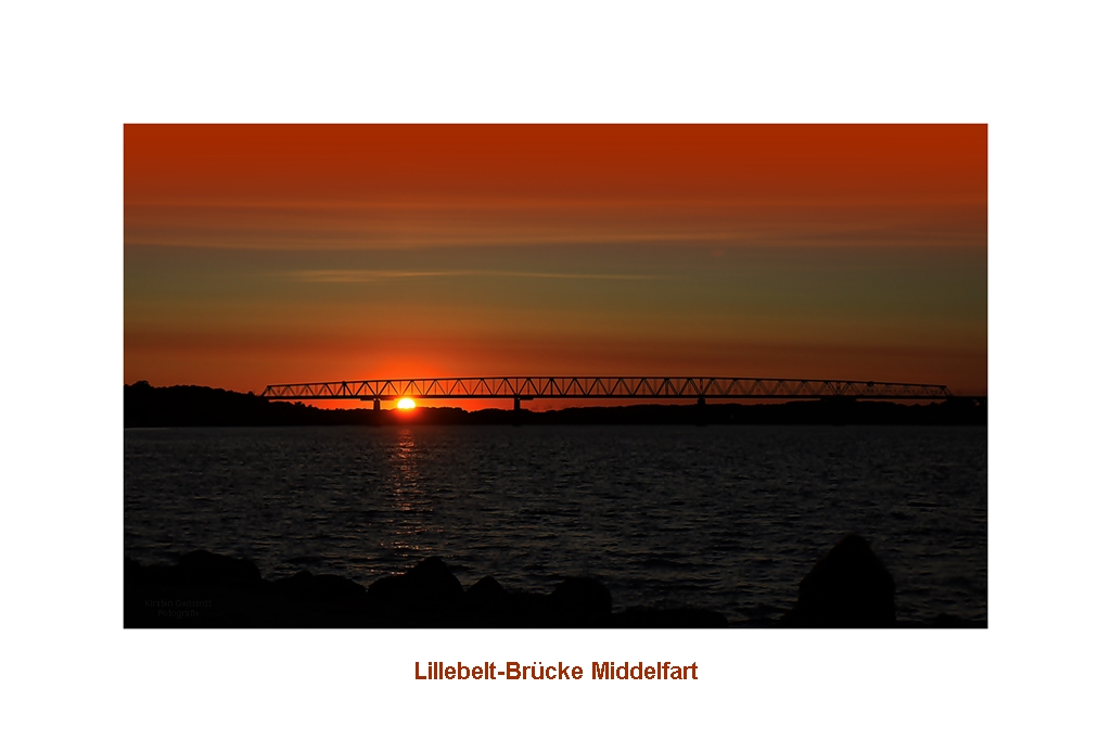 Sonnenuntergang der der kleinen Belt Brücke in Middelfart