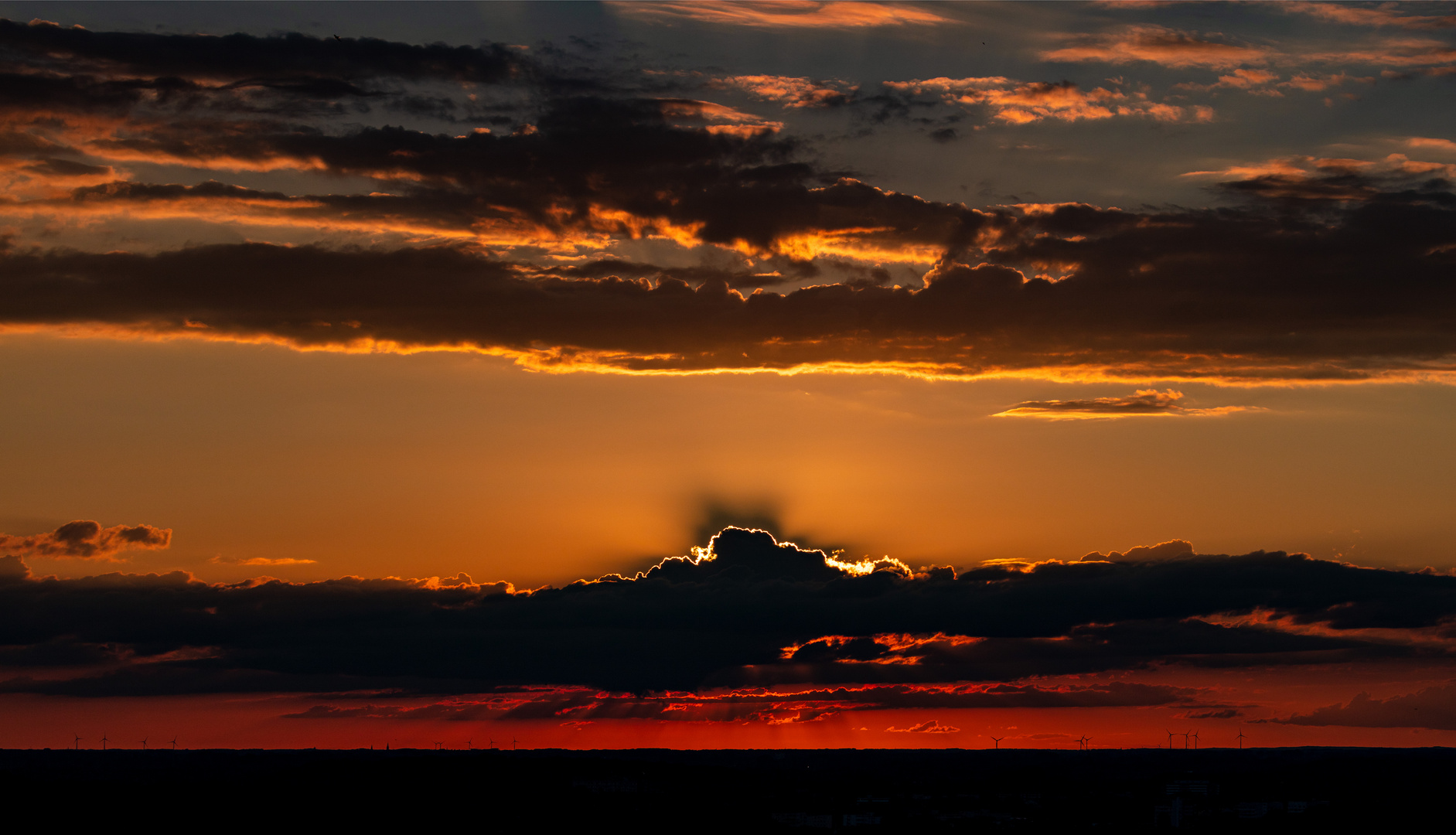 Sonnenuntergang:  Die Sonne versteckt sich hinter den Wolken