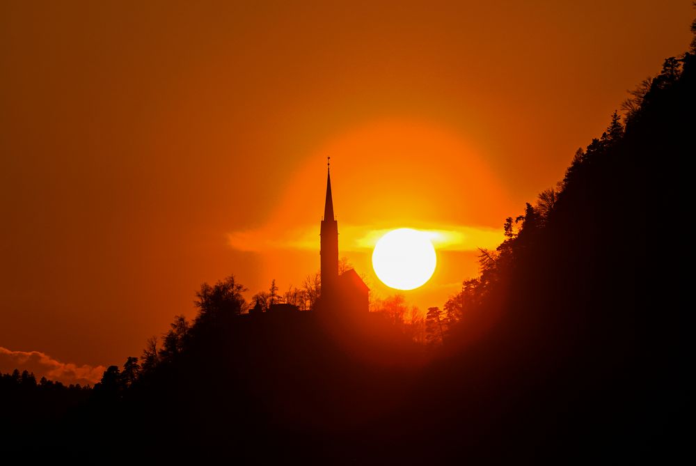 Sonnenuntergang Dorfkirche in Tamins