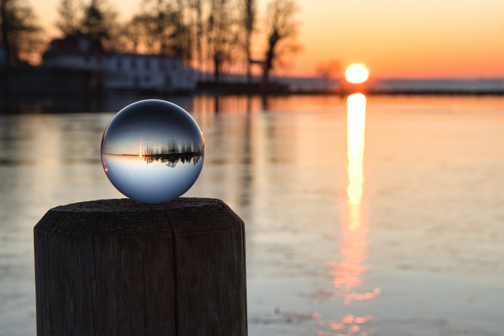 Sonnenuntergang durch die Glaskugel