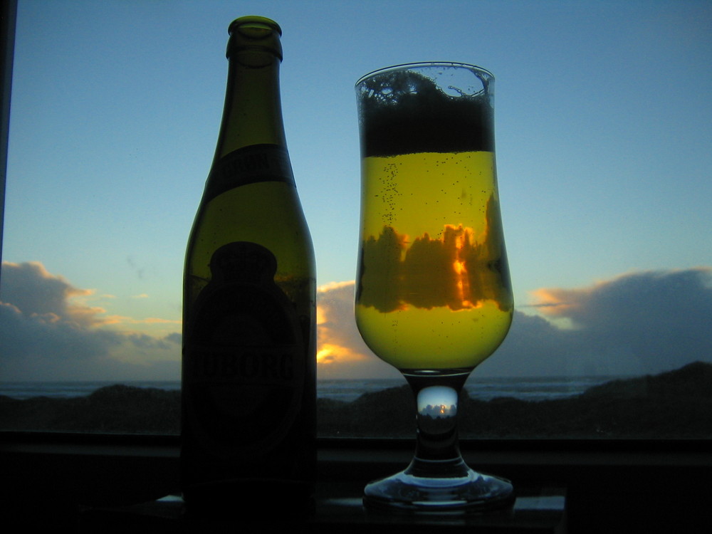 Sonnenuntergang durchs Bierglas