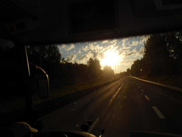 Sonnenuntergang  durch*s Busfenster