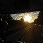 Sonnenuntergang  durch*s Busfenster