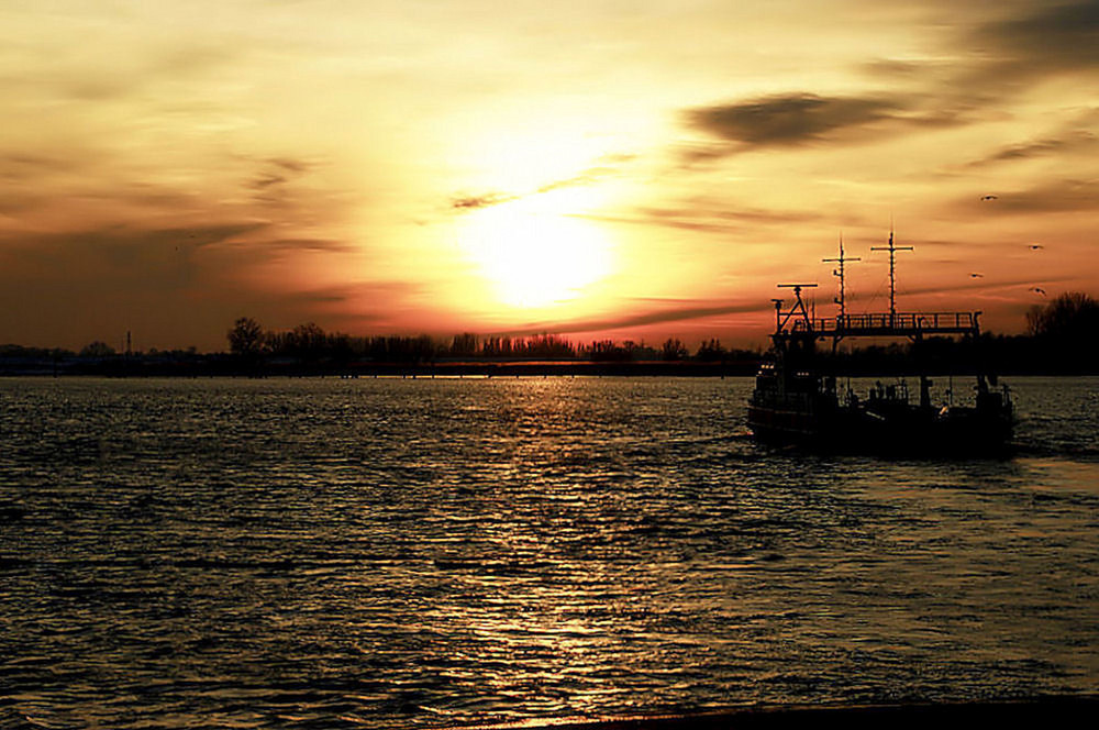 Sonnenuntergang - Elbe von Heinz Ueter 