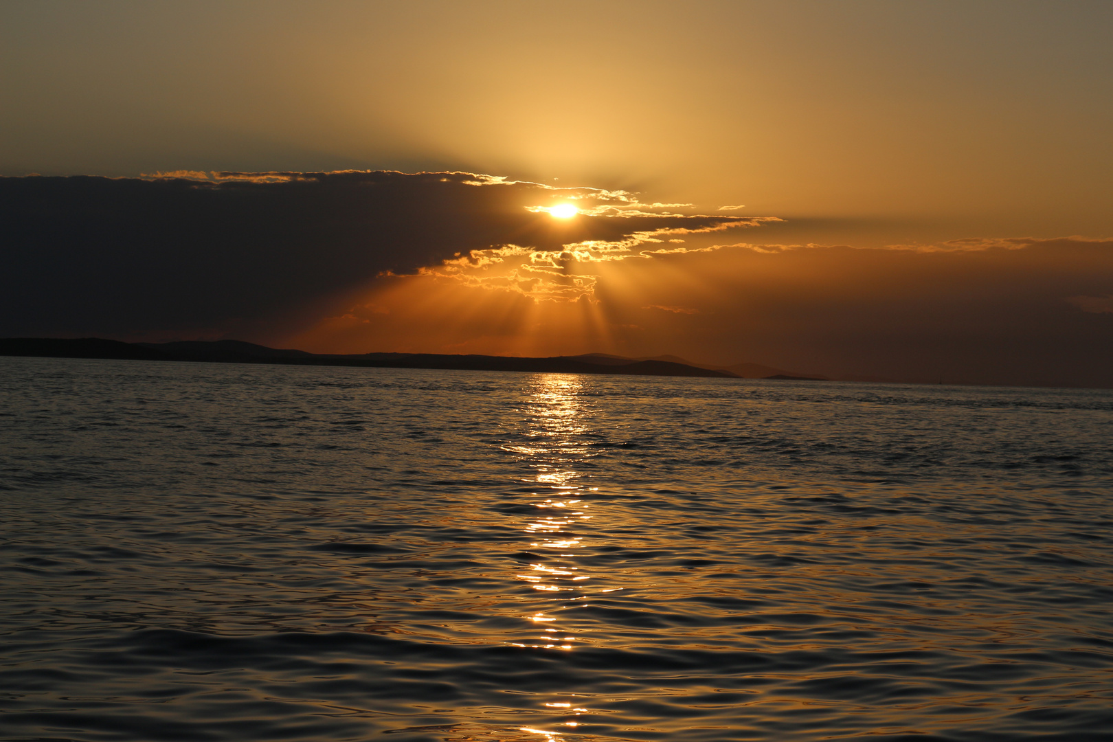 Sonnenuntergang gebissen von einer Wolke