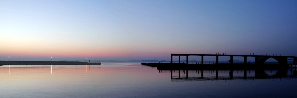 Sonnenuntergang Hafen Wiek auf Rügen von Andreas Thieves