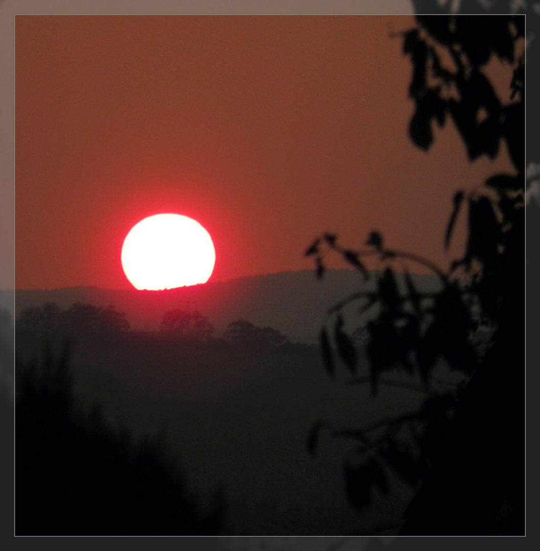 Sonnenuntergang heute um 18:00 Uhr. Blickrichtung Solling.