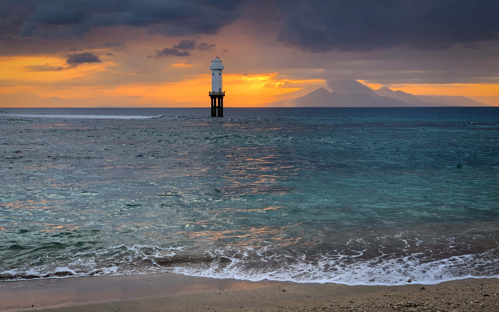 Sonnenuntergang hinter Bali.