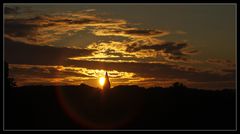 Sonnenuntergang hinter Birtener St.-Viktor-Kirche (mit apartem Linsenkringel)