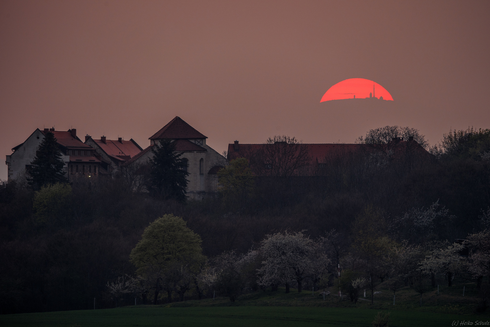 Sonnenuntergang hinter Brocken und Konradsburg