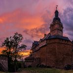 Sonnenuntergang hinter Burg Falkenstein