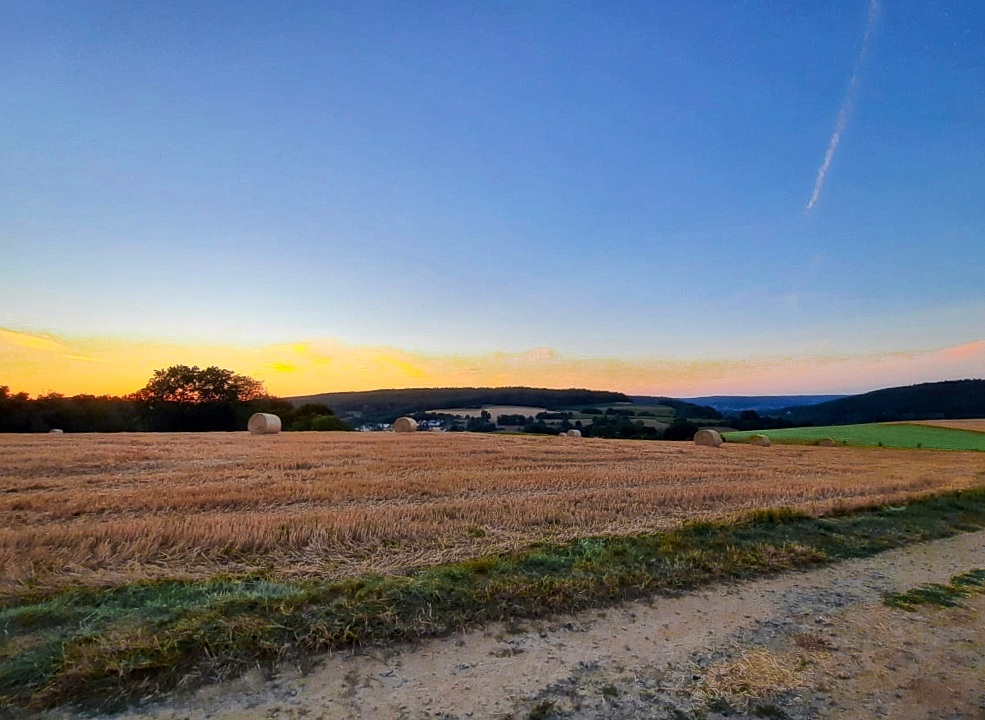 Sonnenuntergang hinter dem Feld