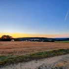 Sonnenuntergang hinter dem Feld