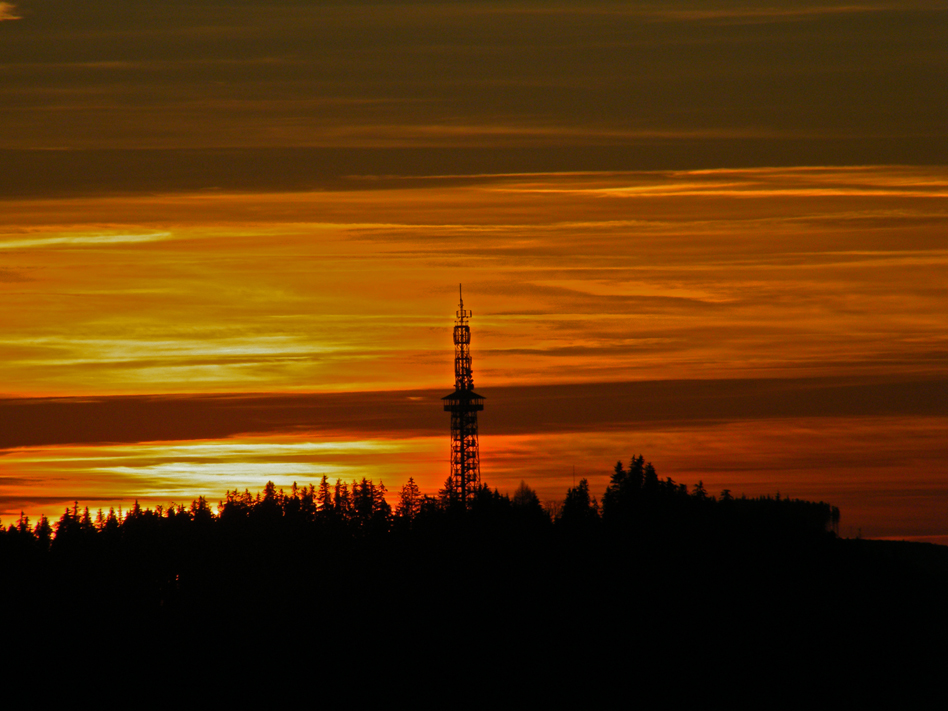 Sonnenuntergang hinter dem Fort Fun Turm im Sauerland...