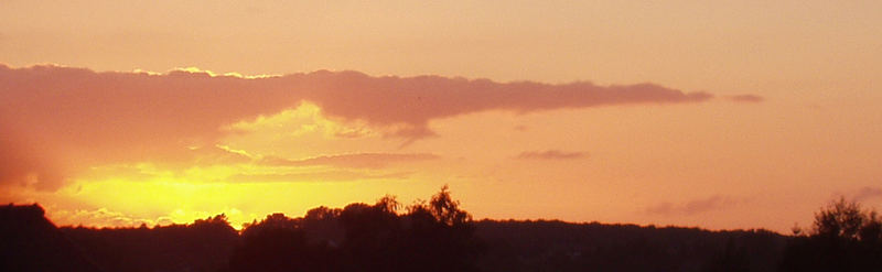 sonnenuntergang hinter dem haus