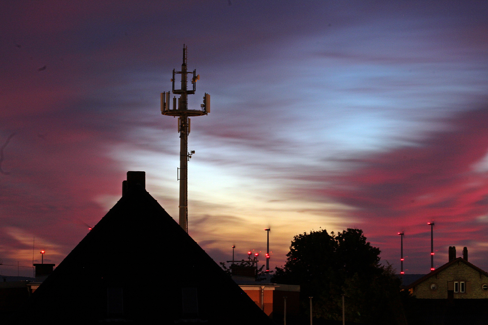 Sonnenuntergang hinter dem Haus.