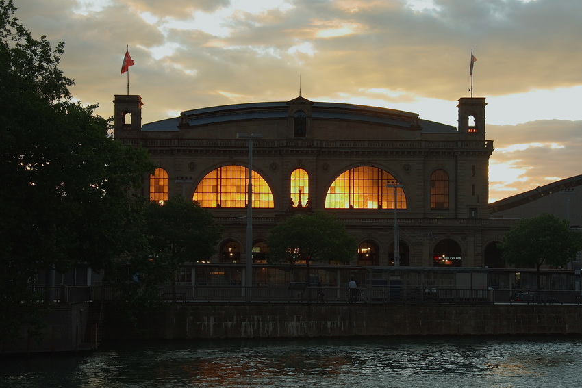 Sonnenuntergang hinter dem HB Zürich